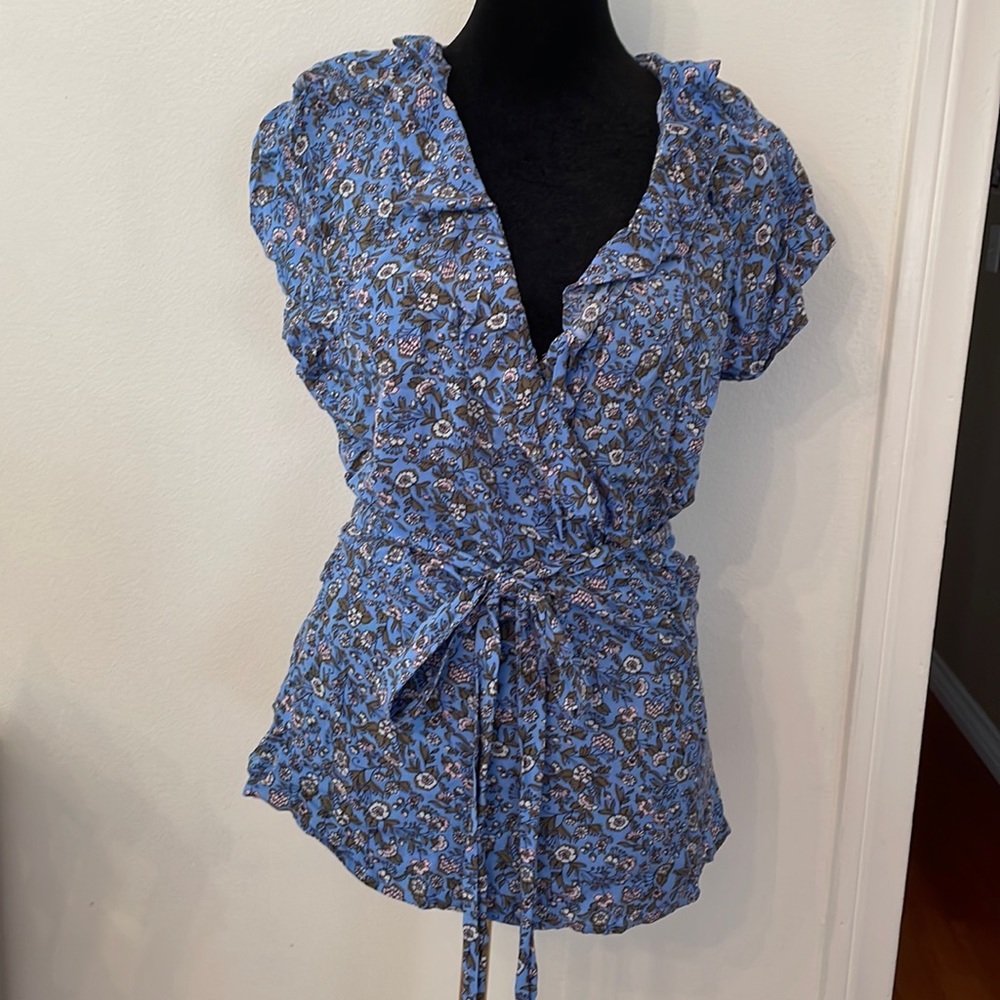 Cute blouse with flowers. Pink and brown flowers. Sz-L cute ruffles on neck.